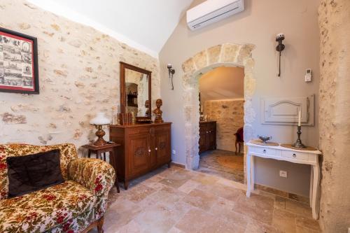 a living room with a couch and a table at La Maisonnette de Marguerite - Avec Climatisation in Vendières