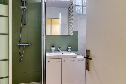 a bathroom with a sink and a shower at Entre Dunes et Forêt - Proche Plage in Cucq