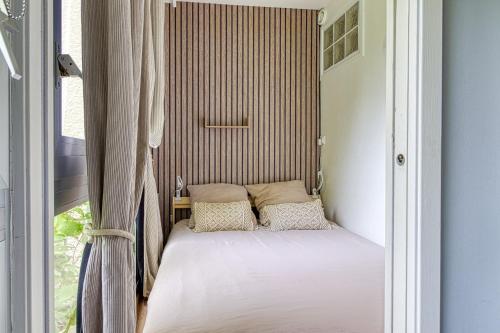 a small bed in a room with a window at Entre Dunes et Forêt - Proche Plage in Cucq