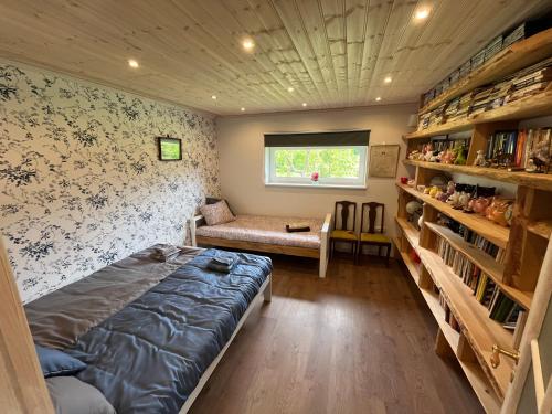 ein Schlafzimmer mit Bett, Fenster und Regalen in der Unterkunft Õuna in Ansi