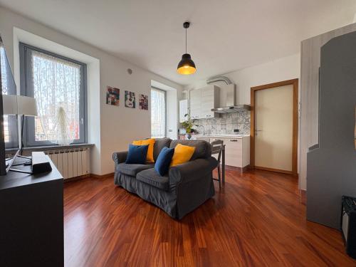 a living room with a couch and a kitchen at La Casa sul Serio in Seriate