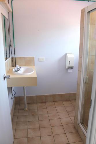 a bathroom with a sink and a shower at Rocky Glen Hotel Motel Gladstone in Gladstone