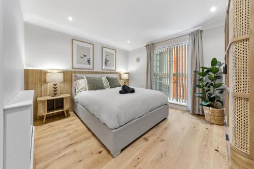 a bedroom with a bed and a large window at Tranquil 2B Japandi-Inspired Apt 2 min from St Paul's in London