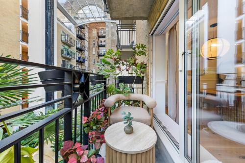 a balcony with a table and some plants at Tranquil 2B Japandi-Inspired Apt 2 min from St Paul's in London