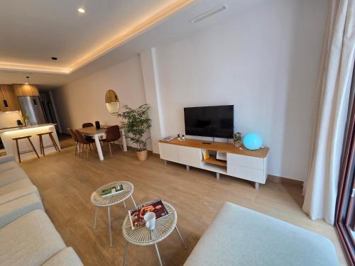 a living room with a couch and a tv at New! Marbella Apartamento junto a la Playa y Casco Histórico - 2 Habitaciones Dobles - 80 m2 in Marbella