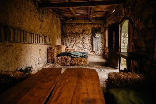 an old room with a wooden table and two chairs at Pajtás Vendégház in Örvényes