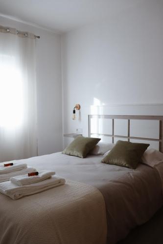 a bedroom with two beds with towels on them at Páteo da Chica in Cano
