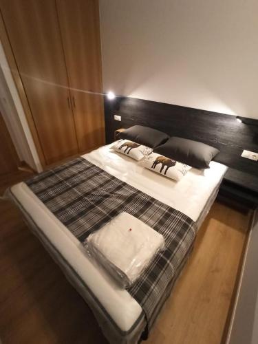 a large bed with white sheets and pillows on it at Altissim LaSolana in Pas de la Casa