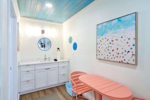 a bathroom with a pink stool and a sink at Casa Limonada Boutique Motel in Sarasota