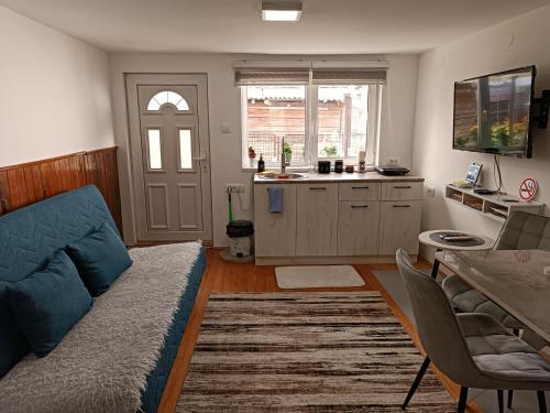 a living room with a couch and a kitchen at Studio 28 in Bajina Bašta
