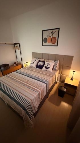 a bedroom with a large bed in a room at Aracaju Apartamento 2 Quartos Proximo A Orla de Atalaia Praia de Aruana Aeroporto Shopping Sul in Aracaju