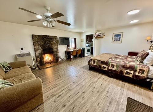 a living room with a bed and a fireplace at Fox n Bear Cottages Big Bear in Big Bear Lake