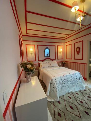a bedroom with a bed and a table in it at Chick Nina Loft in Barra do Garças