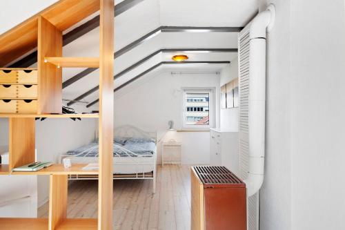 a bedroom with a bunk bed and a desk at Fewo Kurt in Villingen-Schweninngen in Villingen-Schwenningen