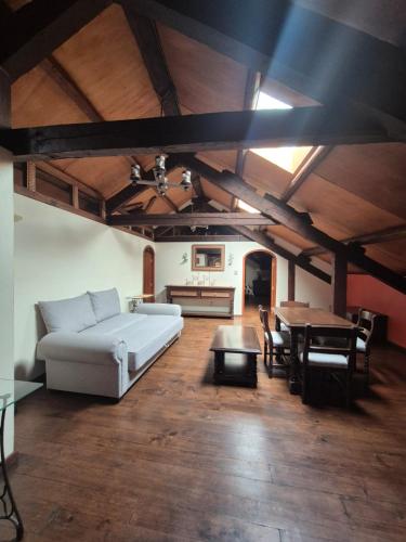 a living room with a white couch and a table at Casa de los Arcángeles in San Cristóbal de Las Casas