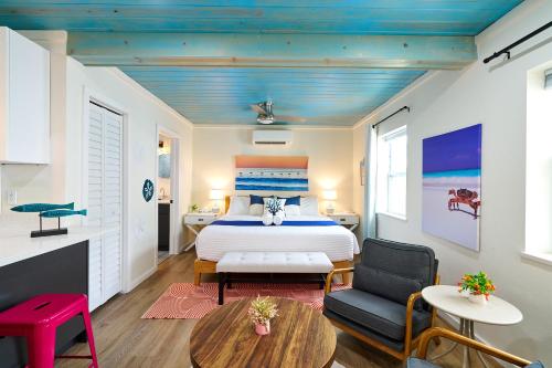 a bedroom with a bed and a table and chairs at Casa Limonada Boutique Motel in Sarasota