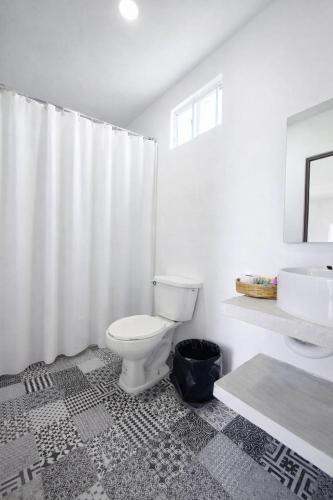 ein weißes Badezimmer mit Toilette und Waschbecken in der Unterkunft Hotel Punta Cometa Tecolutla in Tecolutla