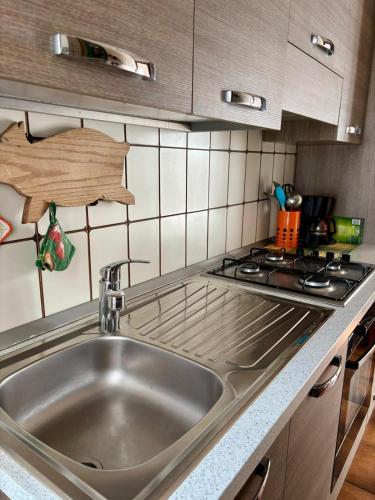 a kitchen with a sink and a stove at Casa Olinda in Lazise