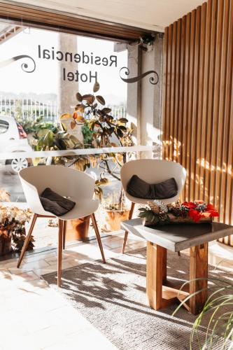 two chairs and a table in front of a store at Anoitecer Itinerante AL - Vintage Bedrooms by Lethes Legacy in Ponte de Lima