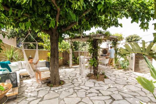 VACATELLA - LA VILLA NONNA, Rez de jardin de 90m2 d'une villa avec terrasse privative de 50m2 et aperçu mer