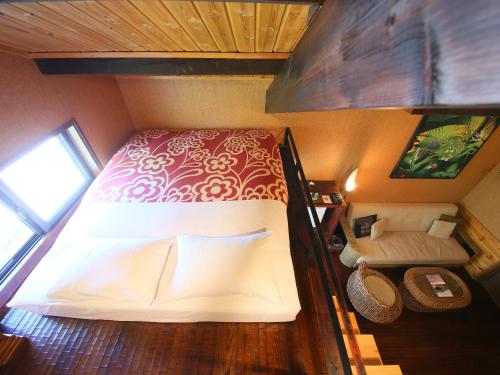 an overhead view of a bed in a small room at Kunugi Relaxation with 4 modern rooms in Hakuba
