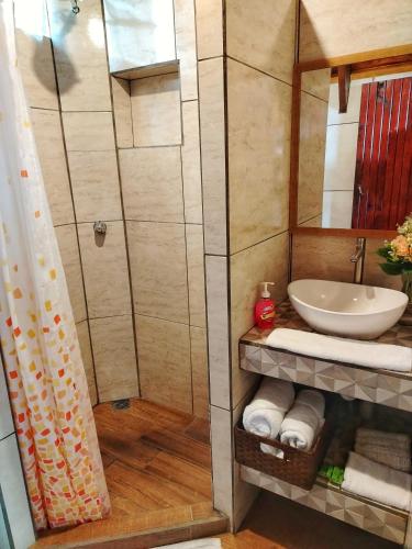 a bathroom with a sink and a shower at Reserva Natural Cerro Alto in Empalme