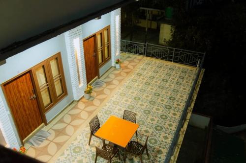 an overhead view of a patio with a table and chairs at Baatuli Homestay in Nainital