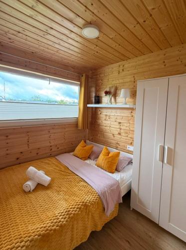 a bedroom with a bed with a teddy bear on it at Słoneczna Gąska in Gąski