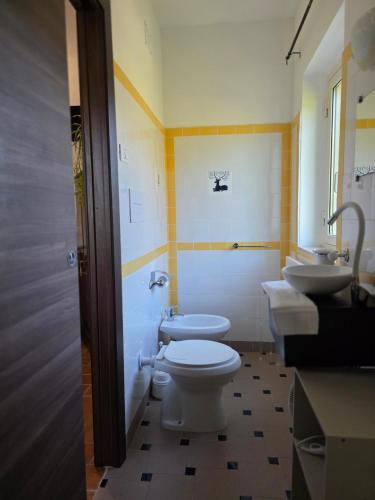 a bathroom with two sinks and two toilets at Masseria La Rocca in Pacentro