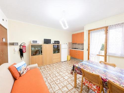 a kitchen with a table and a dining room at Dimora Scacciapensieri a Marina di Cecina by Zoom In Earth in Marina di Cecina