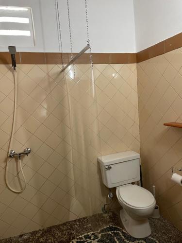a bathroom with a toilet and a shower at Via Monica in Santa Cruz