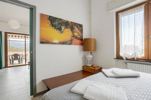 a bedroom with a bed and a painting on the wall at Juliet in Levanto
