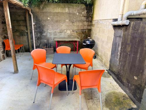 a table and chairs in front of a brick wall at Le Loft brestois in Brest