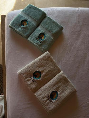 two green towels sitting on top of a bed at La Laguna in Saboga