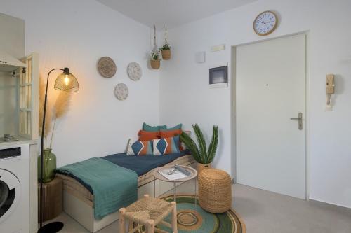 WHITE LINEN SUITE Two Balconies min Old Town Quiet
