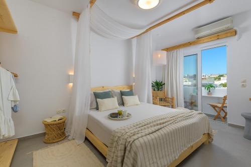 WHITE LINEN SUITE Two Balconies min Old Town Quiet