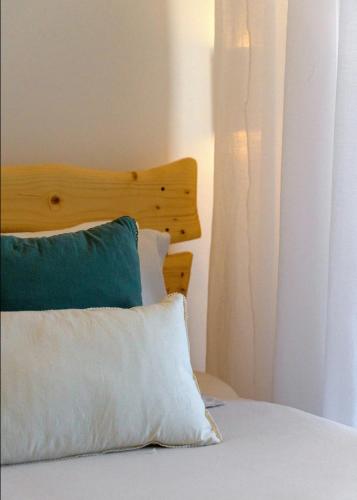 WHITE LINEN SUITE Two Balconies min Old Town Quiet