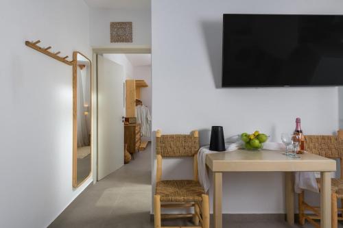 WHITE LINEN SUITE Two Balconies min Old Town Quiet