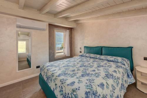 a bedroom with a bed and a window at Villa Orchidea in Onno