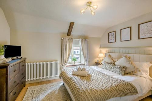 a bedroom with a bed with two teddy bears on it at 1 Bed in Holt oc-p34797 in Holt