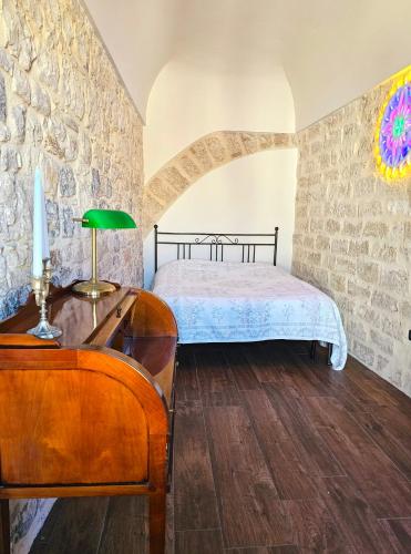 a bedroom with a bed and a dresser in a room at Maestrale in Giovinazzo