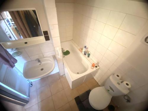 a bathroom with a tub and a toilet and a sink at Chaloupka na Kalovech in Sušice
