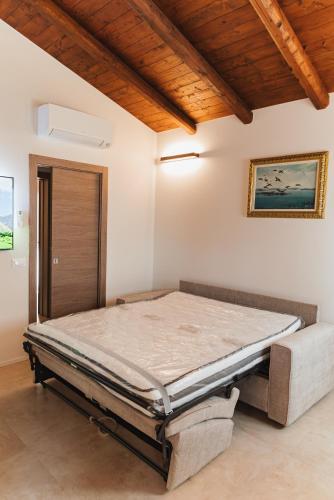 a bedroom with a large bed in a room at Villa Codetta Chalet Caterina in Boccatossa
