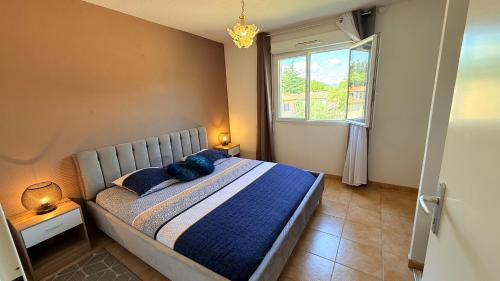 Llit o llits en una habitació de Cozy apartment