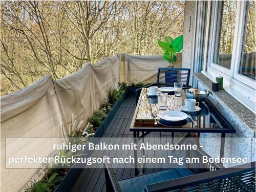 a small patio with a table on a balcony at Ruhige Ferienwohnung Seemöwe mit Balkon - ideal für Paare & Radurlauber in Radolfzell am Bodensee