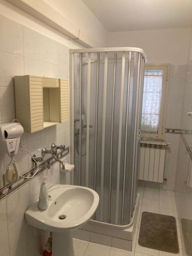 a bathroom with a shower and a sink at Casa Paradiso in Palazzo Adriano