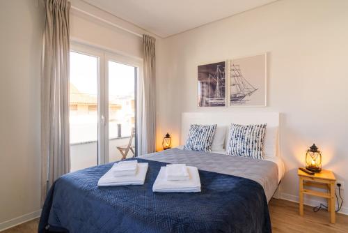 a bedroom with a bed with two towels on it at Casa Caravelas - Matias Village in Praia da Areia Branca