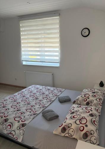 a large bed in a room with a window at Apartman Gold LUX in Surčin