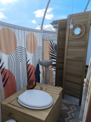 a toilet sitting on top of a wooden table at Cocoon Reflex'Ô in Escurolles