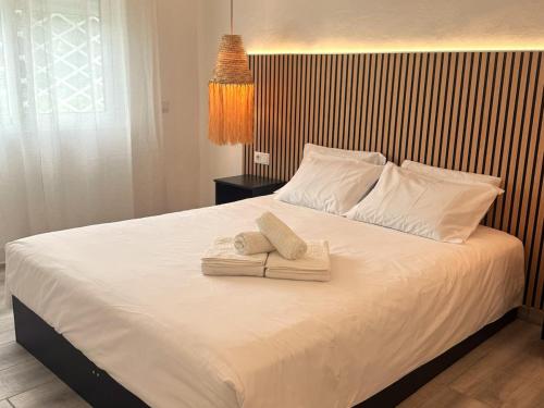a bedroom with a bed with two towels on it at Apartmento 3037 in Quarteira